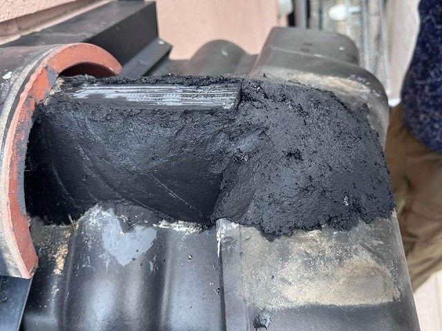 住宅屋根棟瓦取り直し工事の南蛮漆喰による土台構築状況