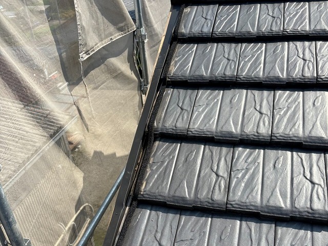 屋根板金部材取り替え改修でケラバの木下地に水切り部材を取り付け