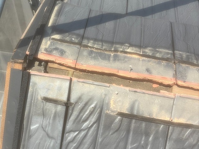 板金役物と瓦役物との取り替え改修工事で棟板金取り外しが完了した状況