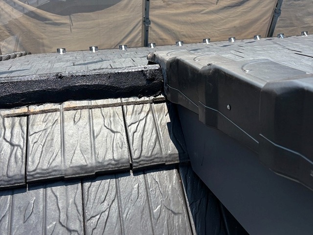 棟板金改修工事のモルロック塗り固めによる土台構築が完了