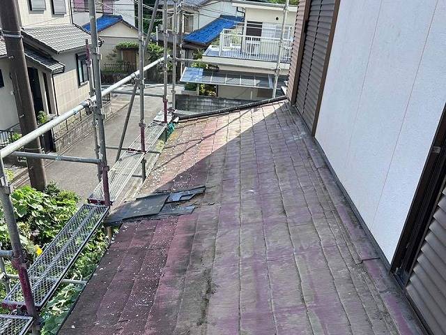 雨漏り修理のための屋根葺き替え工事でベランダ解体が完了