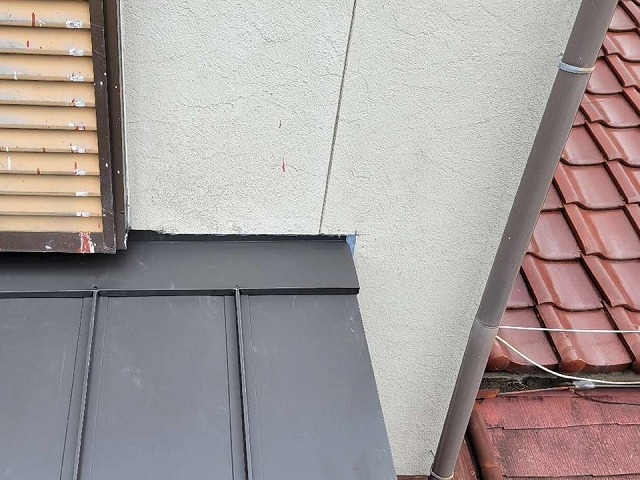 金属屋根による下屋根葺き替え工事の雨押え板金設置状況