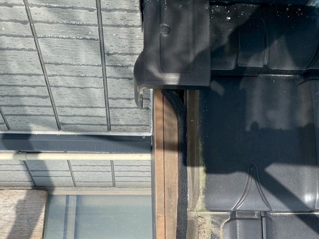 袖瓦取り直し工事の既存袖瓦取り外し