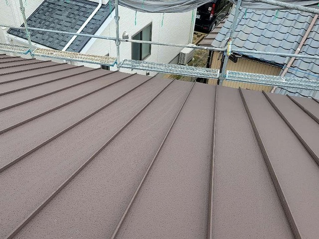 ガルバリウム鋼板屋根を用いた立平葺きによる本体施工完了状況