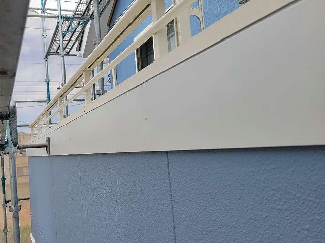 ベランダやフラワーボックスの笠木下に取り付けられている幕板部分への塗装の完了