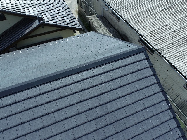 住宅屋根点検で平板瓦に設置されている棟板金に色あせを確認