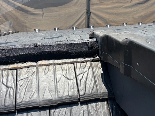 屋根板金役物取り替え工事の棟土台部へのモルロック塗り付け