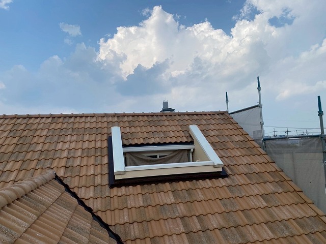 谷板金への塗り替えメンテナンスが完了した住宅の屋根