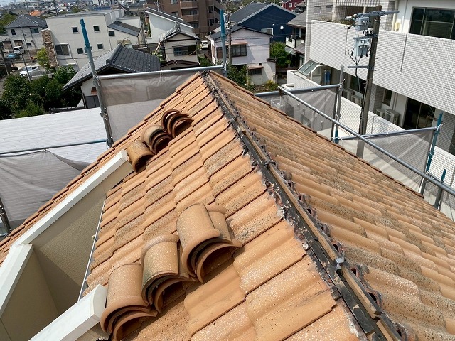 屋根棟瓦取り直し工事で棟土台部の撤去が完了した状況