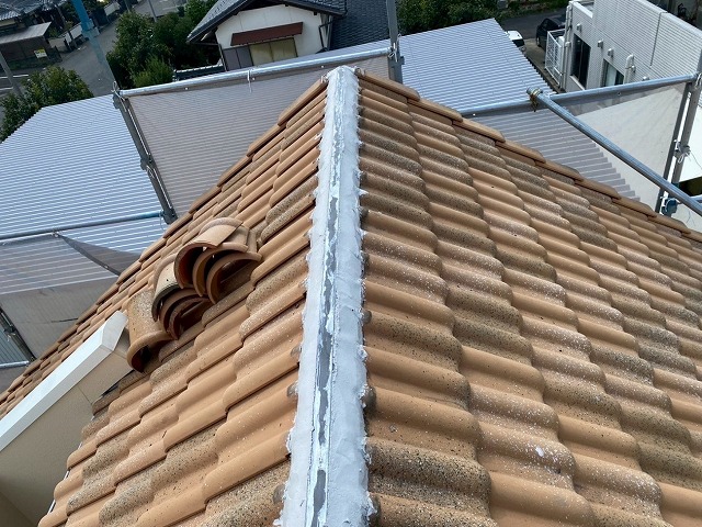 棟瓦取り直しで高性能漆喰材「モルロック」を塗り固めて土台部を構築