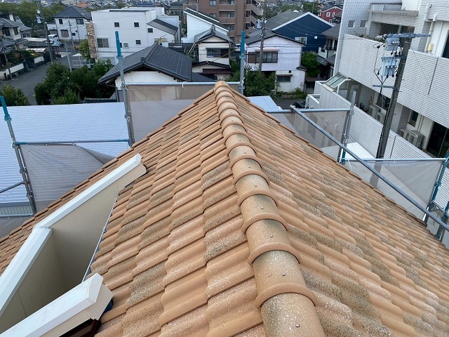 棟瓦取り直し工事の棟瓦復旧完了状況