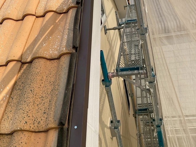 ケラバ部袖瓦取り直し工事で既存袖瓦取り外し後の下地木材への水切り板金補強