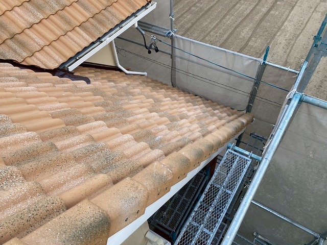 袖瓦取り直し工事の袖瓦再設置工程の完了状況