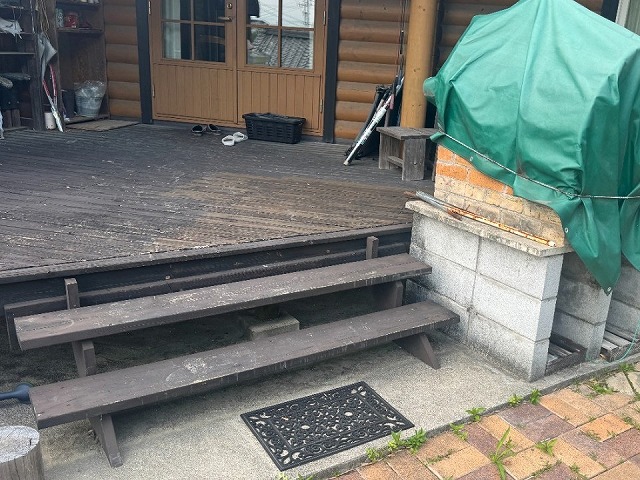 取り替え工事を行う住宅ウッドデッキの現場調査時の様子