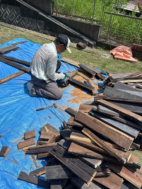 ウッドデッキ取り替え工事で解体した木材を丸ノコで切断