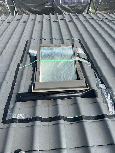 雨漏りの応急処置のために天窓に覆っていたビニールシートを除去した様子