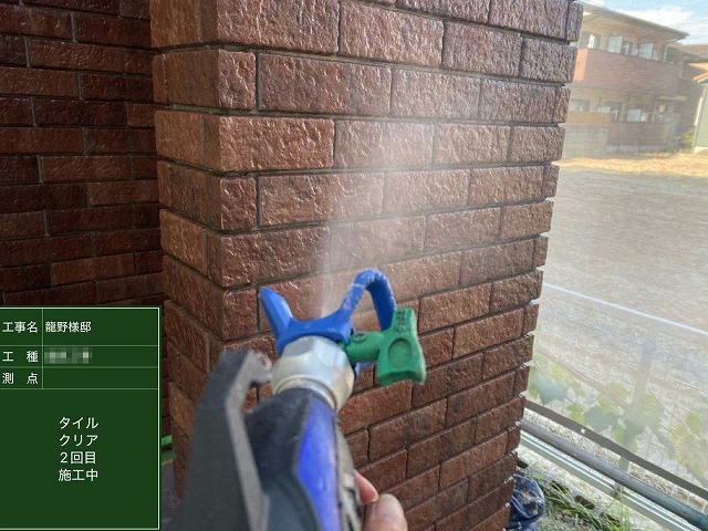 住宅外壁塗装工事のタイル外壁への吹き付けクリア塗装2回目