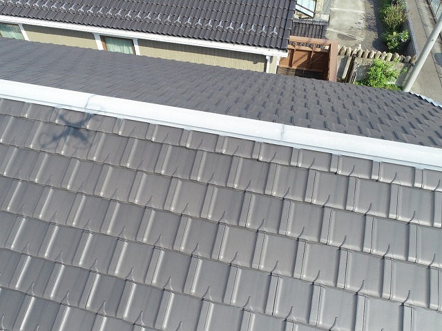 陶器瓦屋根に設置されている棟板金役物の色あせを確認