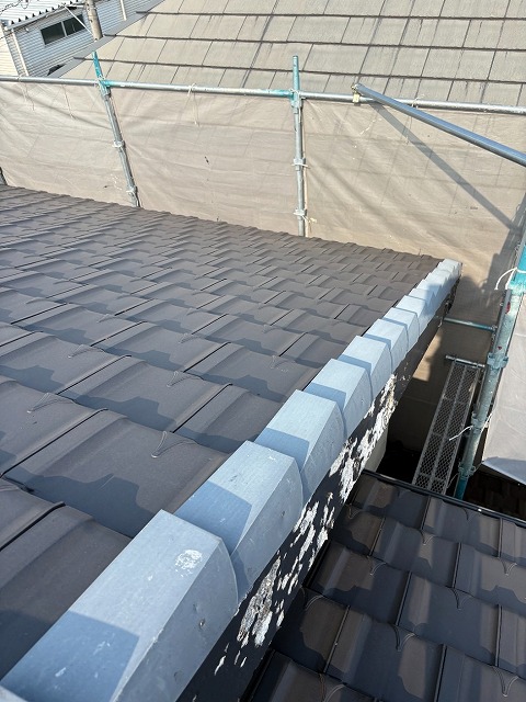 経年劣化によるケラバ板金の激しい色あせ