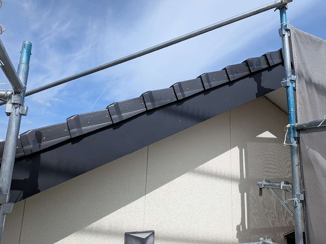 板金役物取り替え改修工事でケラバ板金と袖瓦との取り替えが完了