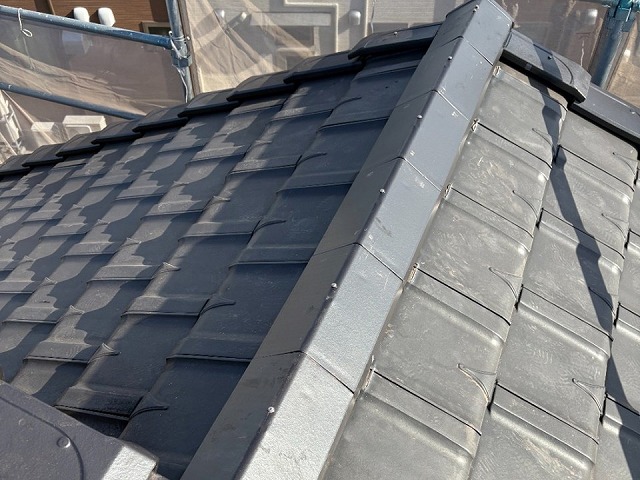 屋根役物取り替え改修工事で棟瓦をビス固定している様子