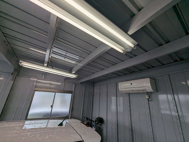 夏場の室内温度が上昇しやすいガレージ内に設置されているエアコン
