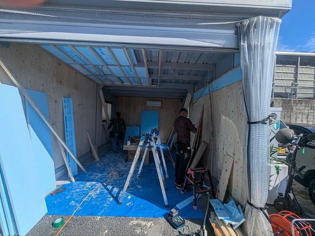 ガレージ断熱工事の天井面への施工状況