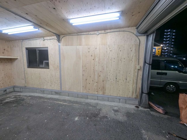 ガレージ断熱工事の棚や照明器具の取り付けが完了
