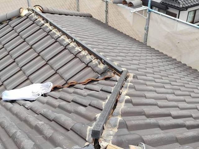 屋根棟瓦取り直し工事で大棟への樹脂垂木取り付けが完了