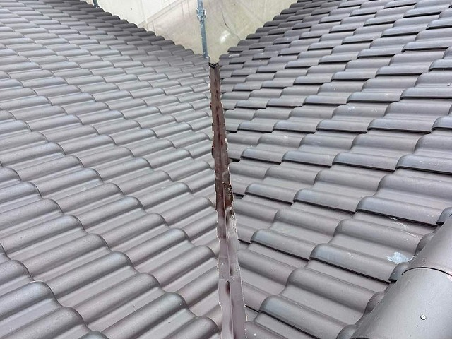 屋根メンテナンスの谷板金塗装により衰えた保護機能が回復