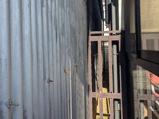 貸倉庫の波型スレート外壁の劣化状況を確認した現場調査