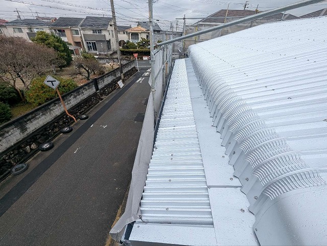 貸倉庫屋根カバー工事の下屋根部への雨押え役物設置状況