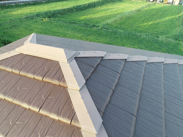 屋根大棟の板金役物に劣化を確認した現場調査