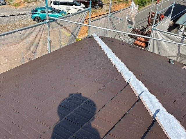 隅棟部の差し棟板金に瓦役物をカバー設置する前の防水テープ貼り付け