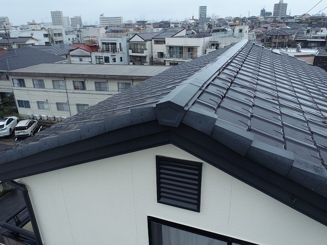 住宅屋根の無料点検で棟およびケラバ板金の劣化状況を確認