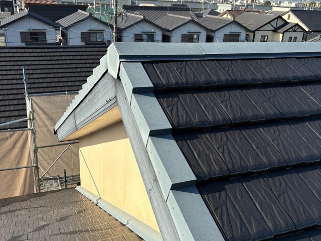 防災瓦屋根に設置されている棟およびケラバ板金の色あせ