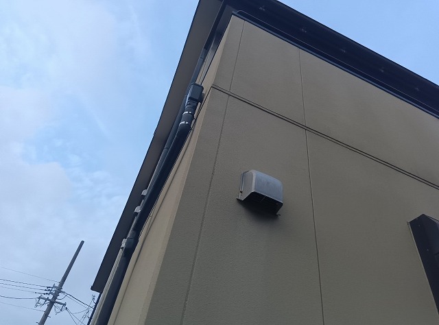 サイディング外壁の色あせを確認した住宅の現場調査