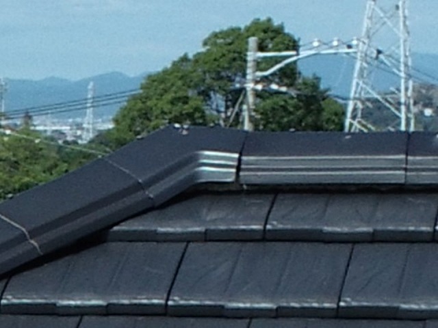 ドローンを使った住宅屋根無料点検で棟漆喰の劣化を確認