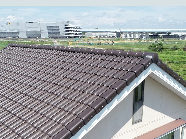 住宅屋根の無料点検で棟部漆喰のひび割れを確認