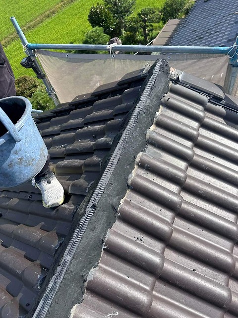 棟瓦取り直し工事の耐久性に優れる南蛮漆喰による棟部土台づくり