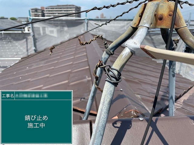 アンテナの支柱や土台金具に対する塗装工程のサビ止め塗装