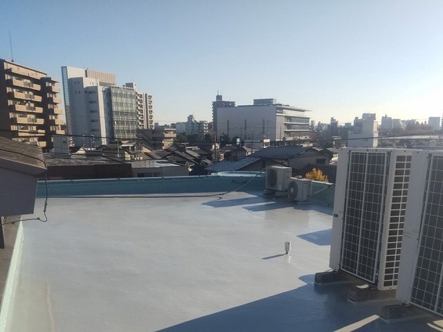名古屋市天白区の著しく劣化した建物でウレタン塗膜防水工事、防水材の重ね塗り施工