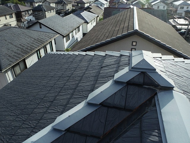 住宅平板瓦屋根の無料点検で差し棟板金の色あせを確認