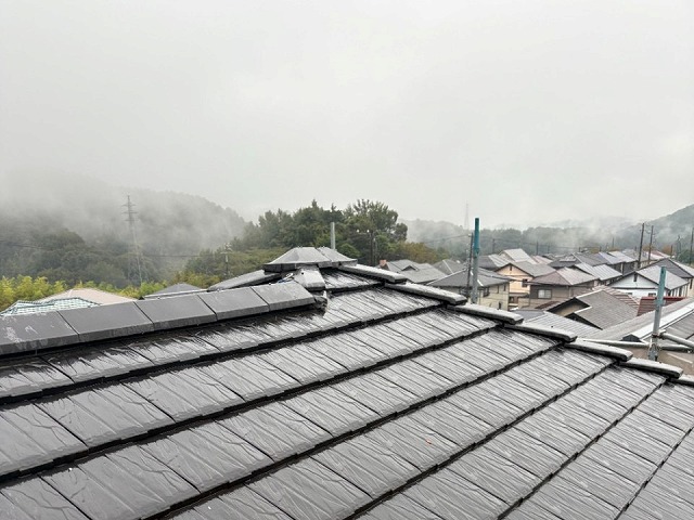 三角冠瓦の設置が完了した棟部の仕上がり状況