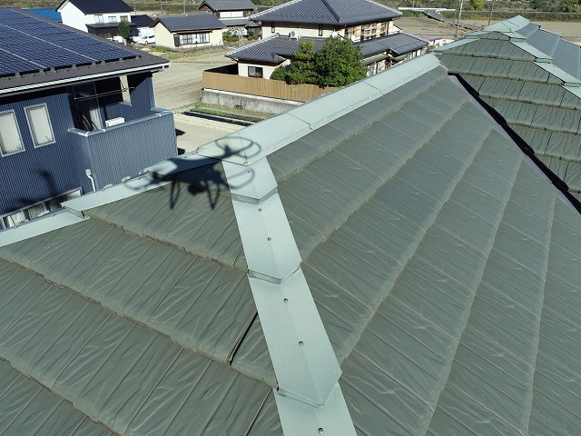 棟板金の色あせと変形が見られる劣化状況