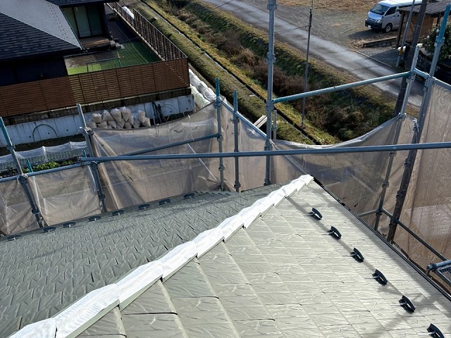 隅棟の差し棟板金全体に防水テープを貼り終えた状態