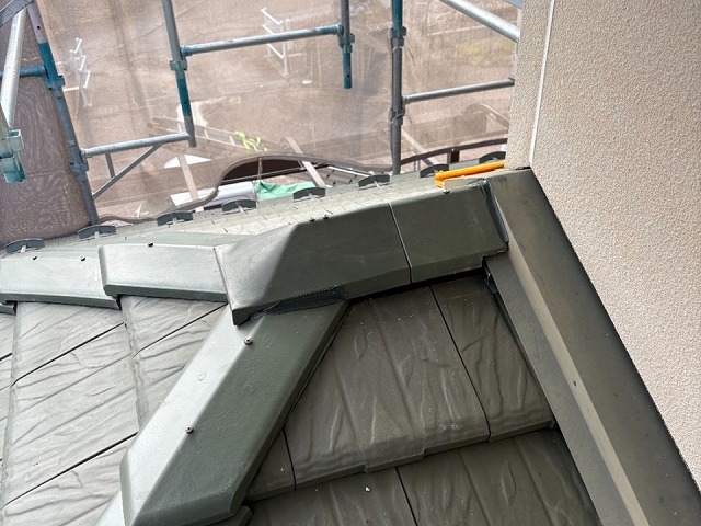 下屋根に設置した棟瓦と外壁との取り合い部分の様子