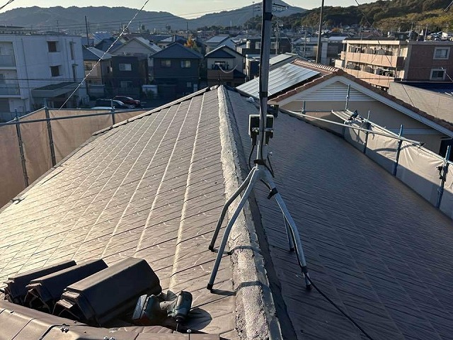 棟瓦取り直し工事で南蛮漆喰を塗り付けた棟部と周辺屋根の様子