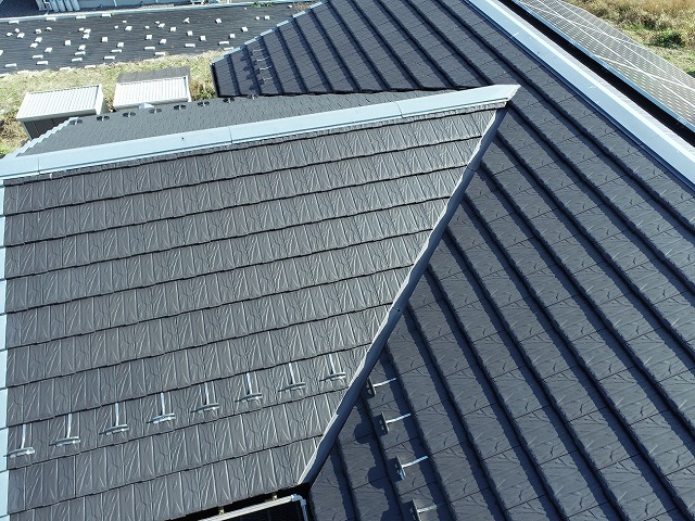 防災瓦屋根の谷部とケラバ板金を上空から撮影した様子