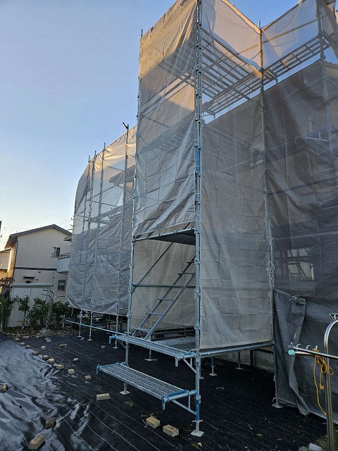 屋根まで安全に昇り降りできる昇降階段を設けた足場の様子